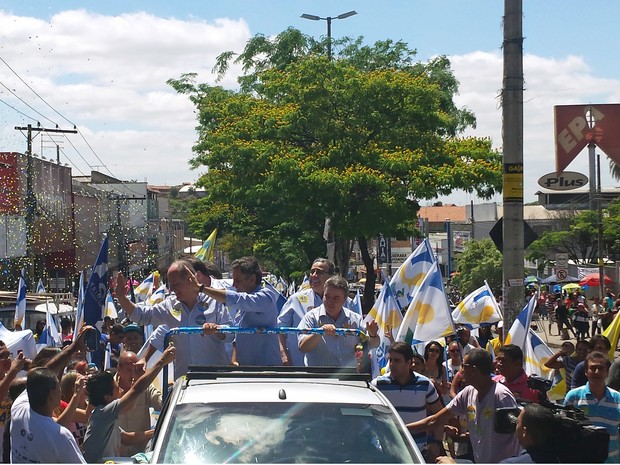 No último dia de campanha, Aécio Neves faz corpo a corpo com eleitores de Belo Horizonte (Foto: Thais Pimentel / G1)