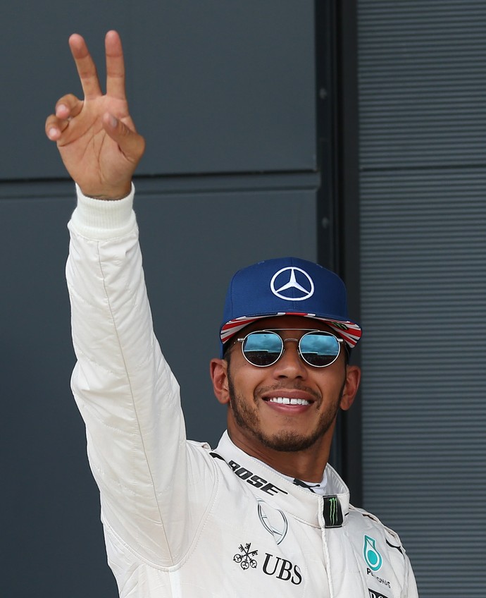 Lewis Hamilton após fazer a pole position para o GP da Inglaterra (Foto: Reuters)