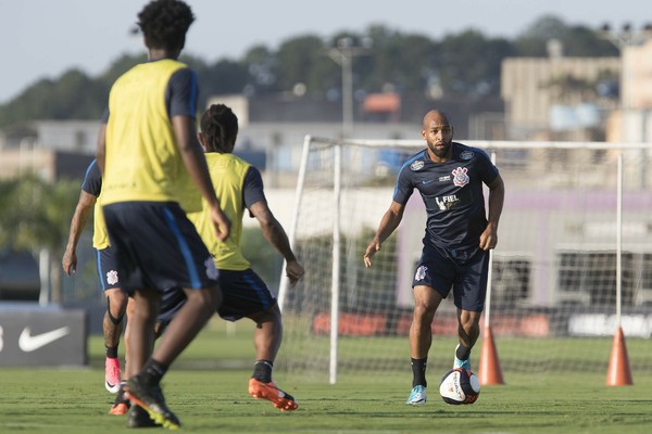 Com oito titulares pendurados, Carille testa opções no Corinthians nesta terça