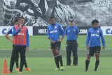Romarinho treina, mas Mano mantém mistério no Timão para o clássico Romarinho treina, mas Mano mantém mistério no Timão para o clássico