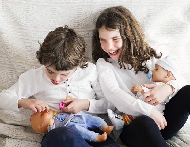 Brincar de boneca ativa a parte do cérebro responsável pela empatia e habilidades sociais (Foto: Getty)