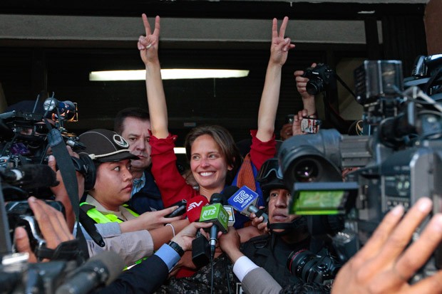 A jornalista brasileira Manuela Picq, que foi detida pelas autoridades do Equador durante um protesto na noite de quinta-feira (13) e teve seu visto cancelado nesta sexta, comemora durante entrevista após decisão de que não será deportada ao Brasil (Foto: Juan Cevallos/AFP) A jornalista brasileira Manuela Picq, que foi detida pelas autoridades do Equador durante um protesto na noite de quinta-feira (13) e teve seu visto cancelado nesta sexta, comemora durante entrevista após decisão de que não será deportada ao Brasil (Foto: Juan Cevallos/AFP)