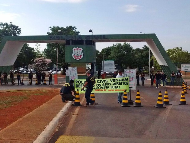 G Policiais Do Df Paralisam Por H E Barram Acesso Sede Da