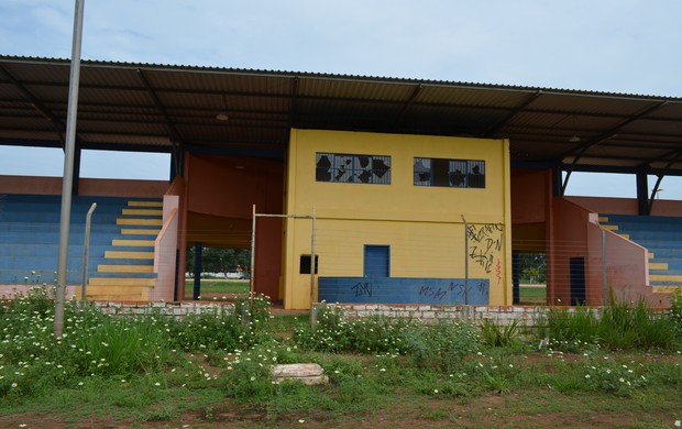 Situação do Estádio João Saldanha, em Guajará-Mirim (Foto: Helen Batista/GLOBOESPORTE.COM)