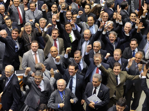 Deputados no plenário durante a sessão que aprovou a criação de comissão externa para aprovar irregularidades na Petrobras (Foto: Gustavo Lima / Agência Câmara)