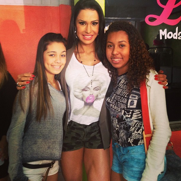 Gracyanne Barbosa posa com sua irmã (à direita) e a filha de Belo (Foto: Instagram / Reprodução)
