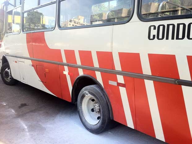 Um micro-ônibus sofreu um princípio de incêndio na manhã desta segunda-feira (6) na 413 Norte, em Brasília. O único ocupante do veículo era o motorista, que não ficou ferido. O condutor disse que conseguiu apagar o fogo antes da chegada do Corpo de Bombeiros. As chamas começaram na roda traseira esquerda do veículo, por volta de 7h40. O condutor afirmou também que o incidente ocorreu antes da primeira viagem do coletivo. (Foto: Luciana Amaral/G1)