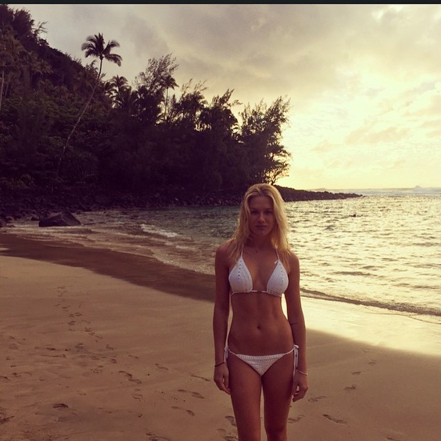 Fiorella Mattheis posa de biquíni em praia no Havaí (Foto: Instagram/ Reprodução)