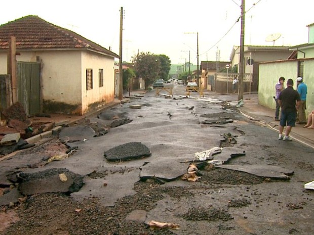 Rua ficou destruída pela chuva em Serrana (SP). (Foto: Claudio Oliveira/EPTV)