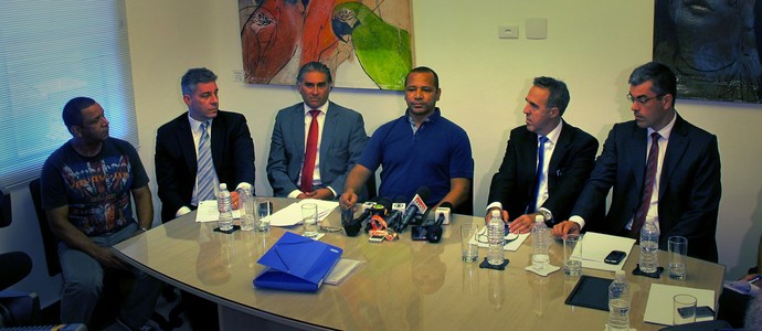 Neymar pai e integrantes do seu estafe, na sede da NR Sports e Wagner Ribeiro, empresário do jogador. (Foto: Marcelo Hazan)