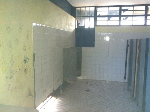 Em uma das escolas, banheiro está com situação precária (Foto: Luiz Vieira/G1)