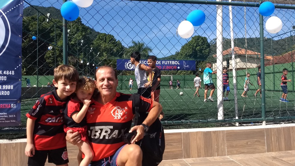Rony, com o filho Rafael e a filha Raquel, de 7 e 2 anos, repsectivamente (Foto: Felipe Siqueira)