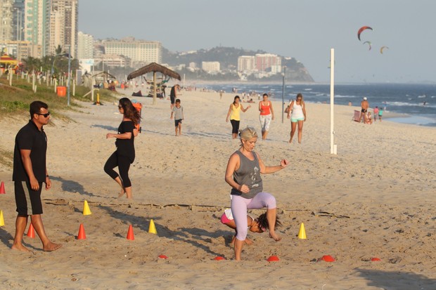 Samara Felippo treina na praia da Barra da Tijuca, RJ (Foto: Dilson Silva / AgNews)