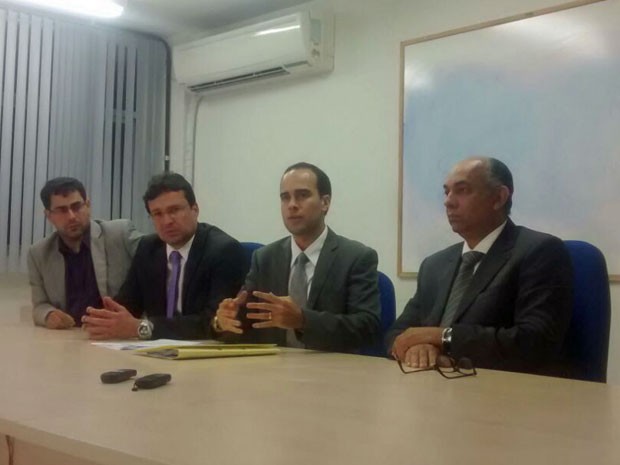 O secretário-executivo de Justiça e Direito ao Consumidor, Eduardo Figueiredo (terceiro da esq. para dir.), explicou acordo firmando com o Banco do Brasil (Foto: Antonio Coelho/TV Globo)