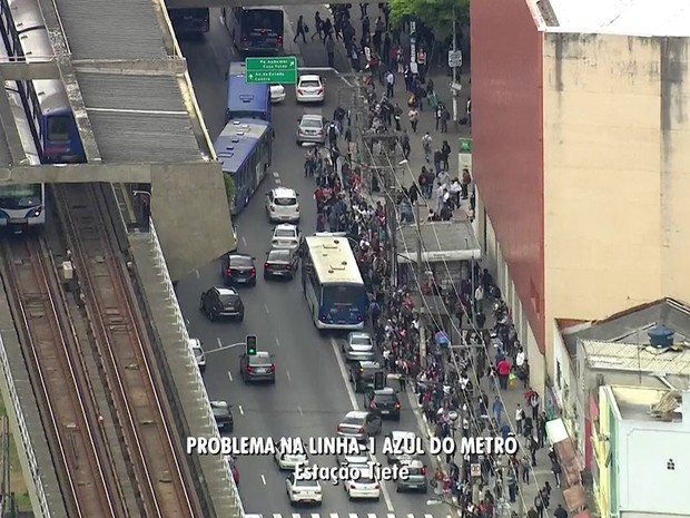 Usuários do Metrô de São Paulo enfrentaram problemas na manhã desta sexta-feira (7) e recorreram aos ônibus (Foto: Reprodução/TV Globo)