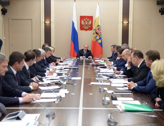 O presidente da Rússia Vladimir Putin pediu ao parlamento para enviar tropas à Síria, com o intuito de combater o Estado Islâmico (EI) (Foto: Alexei Nikolsky/RIA Novosti, Kremlin Pool Photo via AP) O presidente da Rússia Vladimir Putin pediu ao parlamento para enviar tropas à Síria, com o intuito de combater o Estado Islâmico (EI) (Foto: Alexei Nikolsky/RIA Novosti, Kremlin Pool Photo via AP)