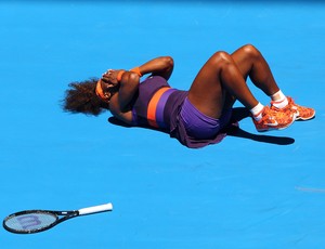 Serena Williams cai em quadra após quase torcer o tornozelo (Foto: Getty Images)