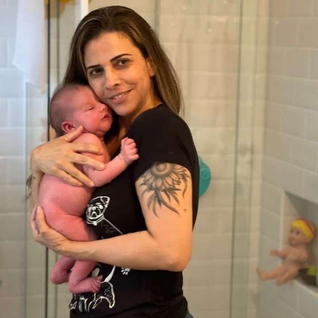 Mãe de Chay dá banho em José, caçula do ator com Laura Neiva (Foto: Reprodução/Instagram) Mãe de Chay dá banho em José, caçula do ator com Laura Neiva (Foto: Reprodução/Instagram)