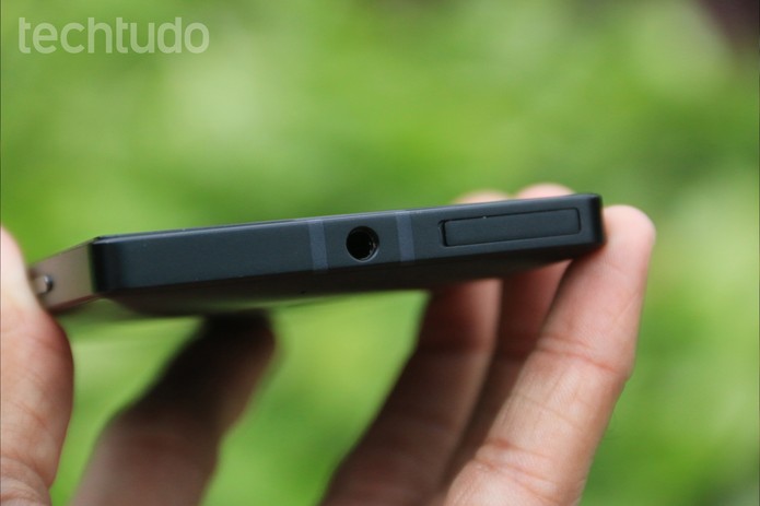 Entrada para fone de ouvido do Nokia Lumia 930 (Foto: Lucas Mendes/TechTudo) Entrada para fone de ouvido do Nokia Lumia 930 (Foto: Lucas Mendes/TechTudo)