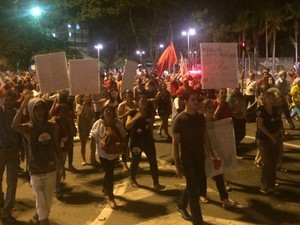 Manifestantes dão a volta na Praça Cívia em protesto a favor da presdente Dilma Goiânia Goiás (Foto: Sílvio Túlio/G1)