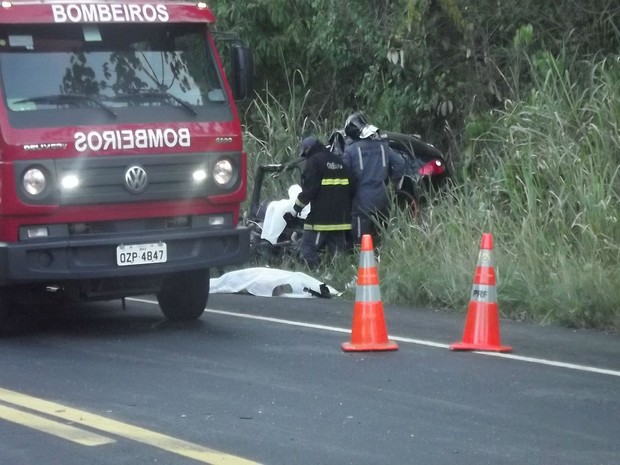 Bombeiros foram acionados para retirar os corpos das ferragens  (Foto: Jonatas Oliveira / Ubaitaba.com)