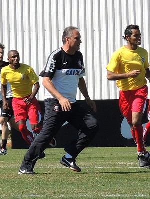 Tite amistsoso funcionários Corinthians (Foto: Rodrigo Faber)