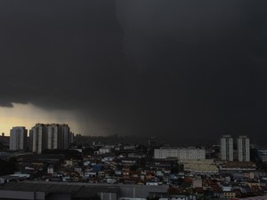 Nuvens carregadas e chuva forte na região de Guarulhos, na Grande São Paulo, na tarde desta segunda-feira (13). (Foto: Geovani Velasquez/Brazil Photo Press/Estadão Conteúdo)