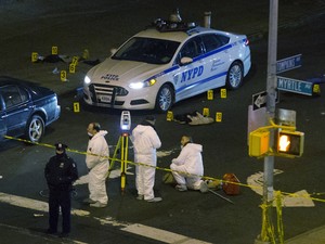Dois policiais foram baleados e mortos no bairro do Brooklyn, em Nova Iorque (EUA) (Foto: John Minchilo/AP Photo)