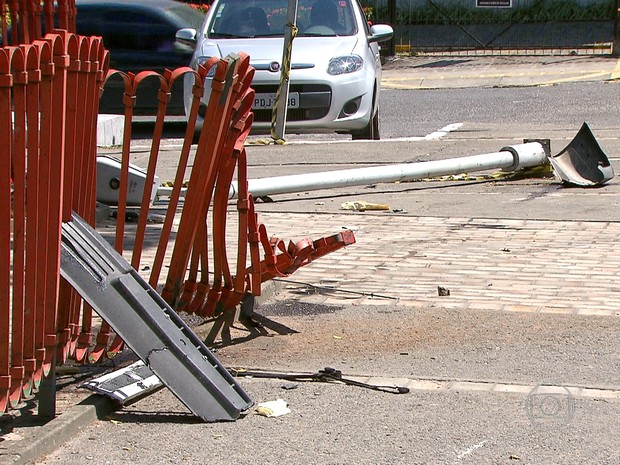 Local do acidente, no bairro da Torre, no Recife, ficou parcialmente destruído (Foto: Reprodução/TV Globo)
