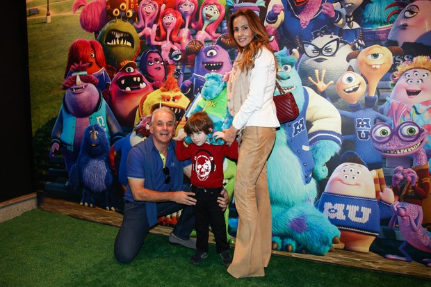 Otavio Mesquita com o filho Pietro e a esposa Melissa Wilman (Foto: Manuela Scarpa/Foto Rio News)
