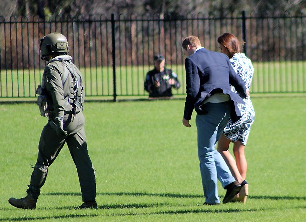 A duquesa caminha com o marido (Foto: Pacific Coat News/The Grosby Group)