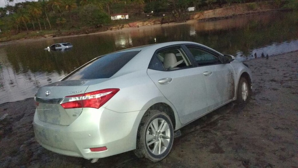 Um carro foi jogado na água e o outro ficou abandonado depois dos assalatos ocorridos em Tamandaré, na madrugada desta quarta-feira (3). (Foto: Reprodução WhatsApp TV Globo)