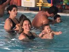 Fernanda Gentil posa sorridente em aula de natação com o filho