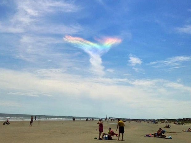 Banhistas registram arco-íris de fogo em praia na Carolina do Sul, nos Estados Unidos (Foto: Reprodução/Instagram/3rdnlong)