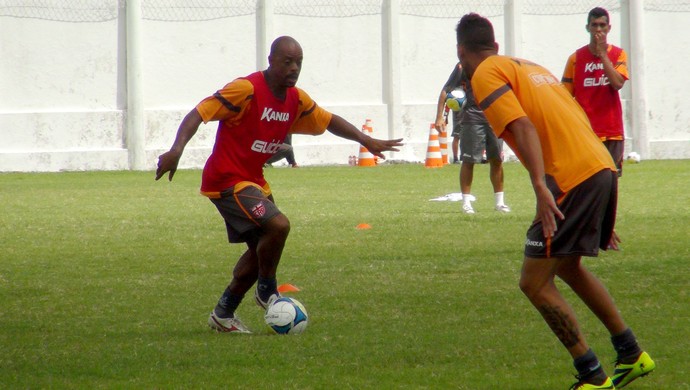 Denilson, treino do CRB (Foto: Viviane Leão/GloboEsporte.com)