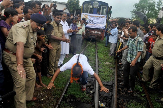Em 2012, o indiano Sailendra Nath Roy puxou um trem de 42 toneladas por 2,5 metros com um cabo preso a seu rabo de cabelo durante exibição em Siliguri, na Índia (Foto: Diptendu Dutta/AFP)
