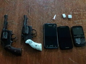Armas encontradas em Conceição do Coité, na Bahia (Foto: SSP-BA / Divulgação)