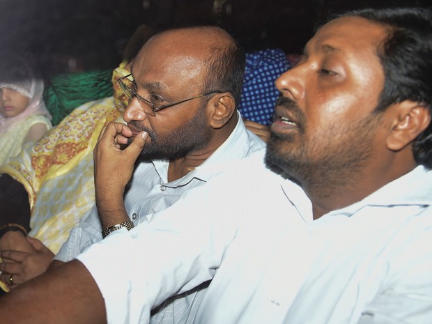 Familiares de Motiur Rahman Nizami chegam à prisão central de Dhaka para vê-lo pela última vez antes de sua execução, na terça (10) (Foto: Stringer/AFP)