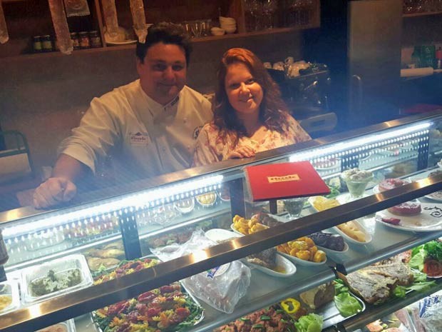 O chef Ville Della Penna no balc&atilde;o do Piccolo Emporium, em Bras&iacute;lia (Foto: Raquel Morais/G1)