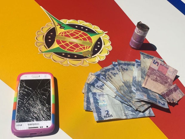 Ponta de garrafa de vidro usada por ladrão no DF, junto com celular e R$ 35 roubados (Foto: Polícia Militar/Divulgação)