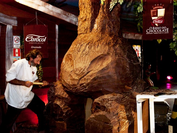 Coelho é modelado por escultor em Gramado (Foto: Diego Santos/Estrategiacom)