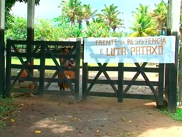 Índios ocupam fazenda em Prado, cidade no extremo sul da Bahia (Foto: Reprodução/ TV Santa Cruz)