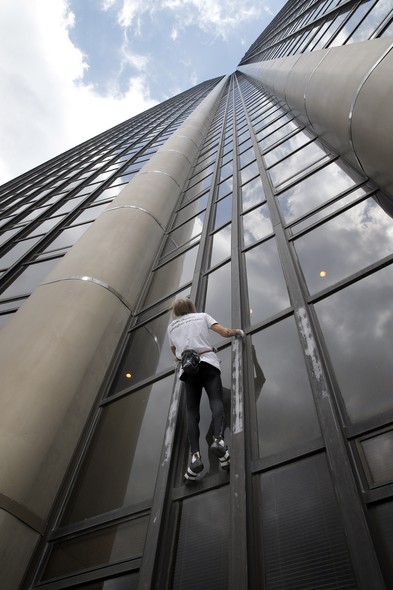 Alain Robert, conhecido como o Homem Aranha francês, escala a torre de Montparnasse, em Paris. O prédio tem 210 metros. Alain Robert dedicou a escalada às vítimas do terremoto de sábado (25) no Nepal