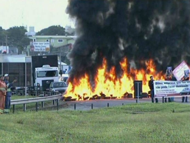Manifestantes atearam fogo em pneus durante protesto (Foto: Reprodução/TV Globo)