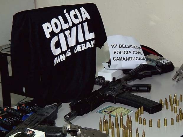 Armas e comunicadores de quadrilha também foram apreendidos pela polícia (Foto: Reprodução EPTV) Armas e comunicadores de quadrilha também foram apreendidos pela polícia (Foto: Reprodução EPTV)