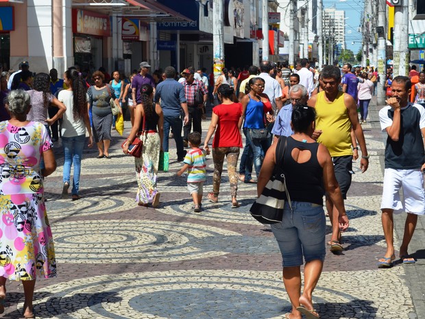 Movimento é intenso no Calçadão da João Pessoa, no Centro de Aracaju (Foto: Patricia Carvalho / G1)