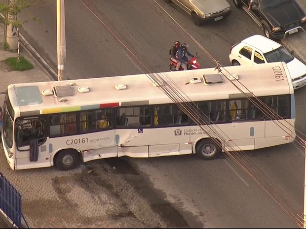 Ônibus e BRT colidem na Zona Oeste do Rio na manhã desta segunda-feira (19) (Foto: Reprodução / TV Globo)