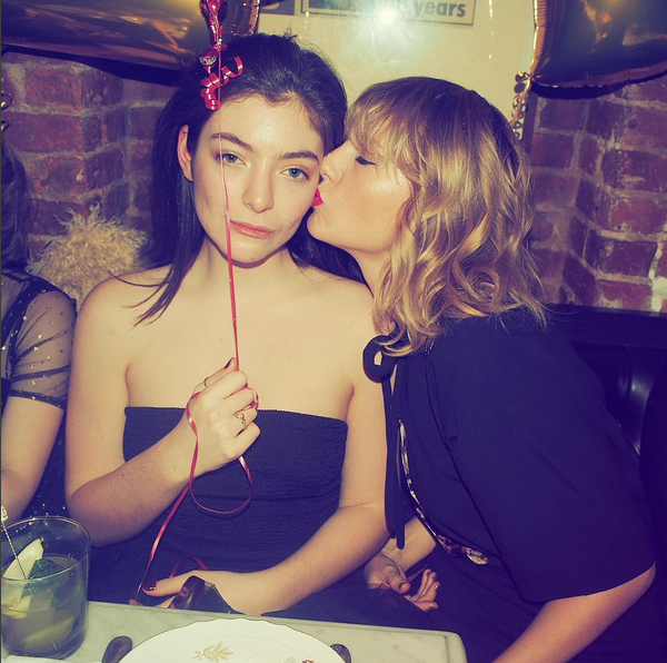 Taylor Swift na festa de aniversário de Lorde (Foto: Instagram)