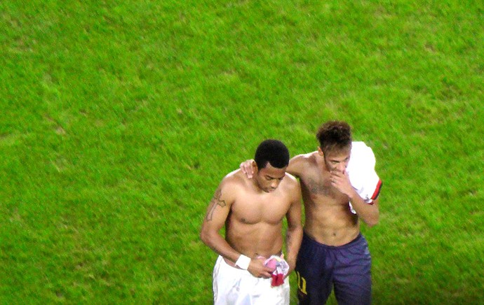 Robinho e Neymar gramado Camp Nou Barcelona (Foto: Claudia Garcia) Robinho e Neymar gramado Camp Nou Barcelona (Foto: Claudia Garcia)
