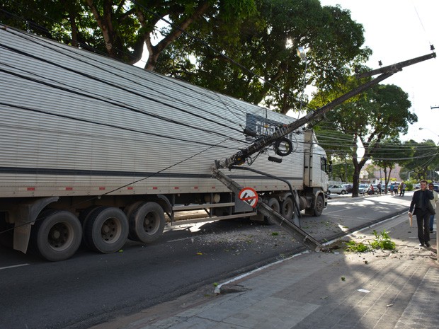 Um caminhão derrubou dois postes quando passava pela Avenida João Machado, em João Pessoa, na tarde desta terça-feira (3).  (Foto: Walter Paparazzo/G1)